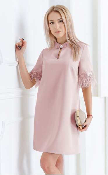 Нежна рокля в цвят пудра с пера и брошка ⭐ Розови рокли